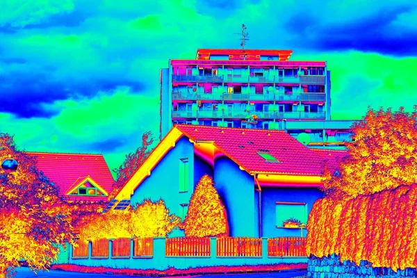 家庭住宅与高层公寓住宅的对比 住宅大楼的热成像热损失 — 图库照片