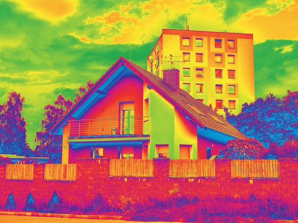 Kontrast Von Einfamilienhaus Und Hohem Flachhaus Wärmebild Wärmeverlust Wohnhaus — Stockfoto
