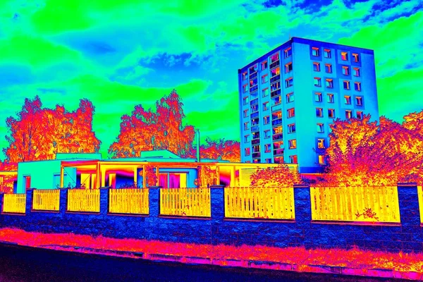 红外热视扫描显示家庭住宅后面的高层平房缺乏隔热性能 红外或热像仪照片 — 图库照片