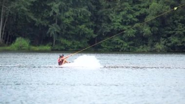 Straz, Çek Cumhuriyeti - 29 Temmuz 2021. Wakeboard 'lu kız göle düşüp suya dalıyor..