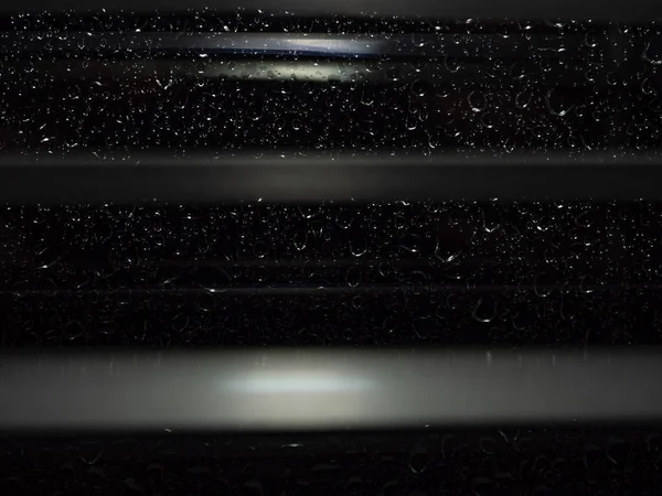 Блестящие Капли Дождя Оконном Стекле Ночью Сквозь Шторы Окон — стоковое фото