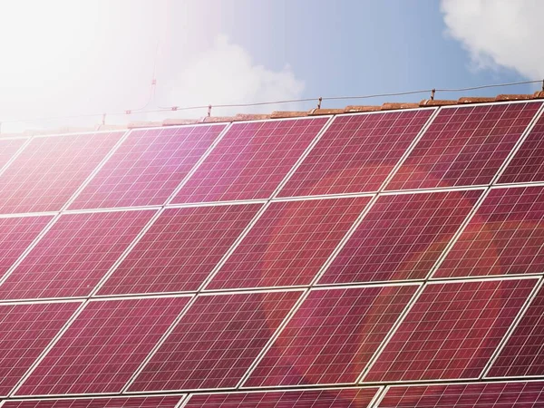 家の屋根の上に赤い太陽電池パネル 再生可能エネルギーの概念 太陽光パネル箔カバーで熱い太陽の反射 — ストック写真