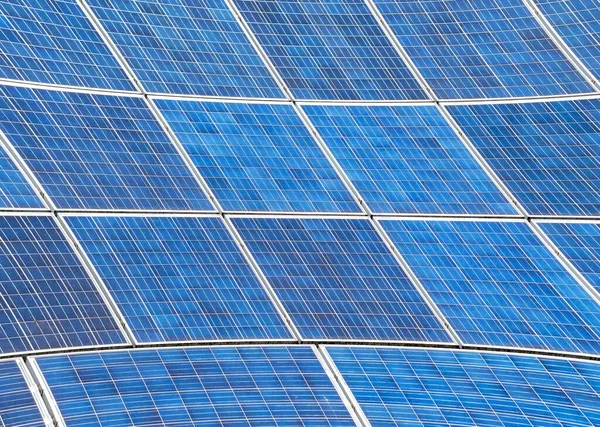 Paneles Solares Eléctricos Con Reflejo Del Cielo Azul Concepto Energía — Foto de Stock