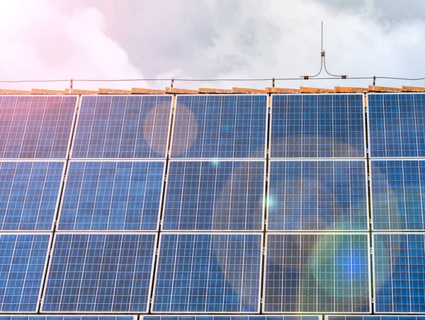 空に太陽のフレアと太陽の屋根パネル 人気の太陽エネルギーパネルや太陽電池は 明確なエネルギーを生成します ヴィンテージ家族の家の太陽電池モジュール — ストック写真
