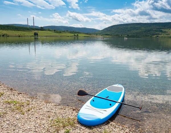 Abandonado Moderno Stand Paddleboard Pela Costa Cascalho Calmo Silencioso Lago — Fotografia de Stock