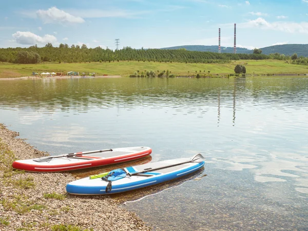 Modré Červené Paddleboardy Čekat Zastavil Písečné Pláži Dokud Majitelé Občerstvení — Stock fotografie