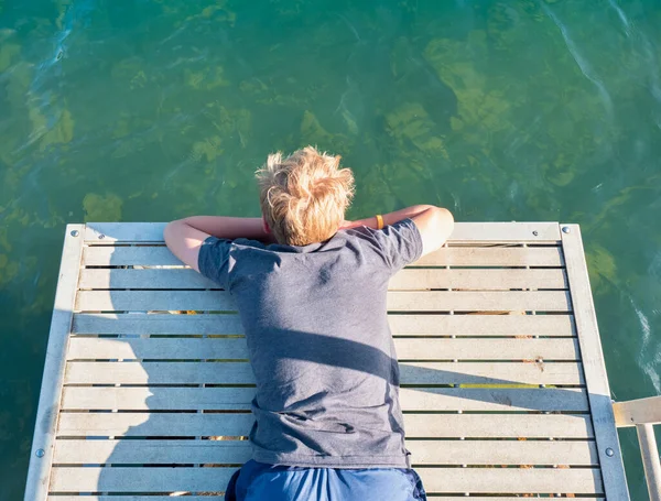 Garçon Couche Sur Taupe Regarde Les Poissons Dans Eau Lac — Photo