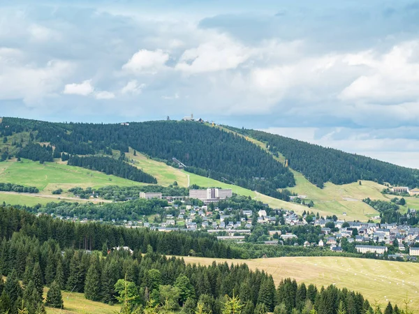 Oberwiesenthal Pohoří Erzgebirge Pohořím Fichtelberg Pozadí Horký Letní Den Krušných — Stock fotografie