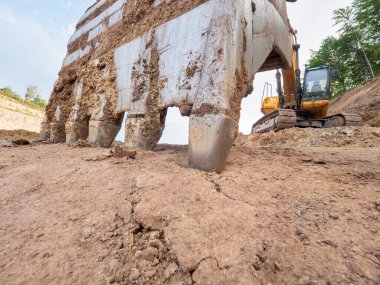 Keskin dişleri olan büyük bir yük kovası. Bir taş ocağını kazan sanayi tipi kazıcı.. 