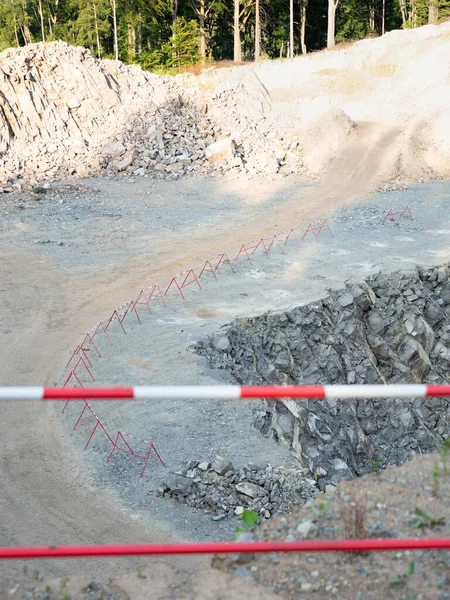 赤い白い柵が鉱山を開いている 地滑りの危険場所 入力しないでください — ストック写真