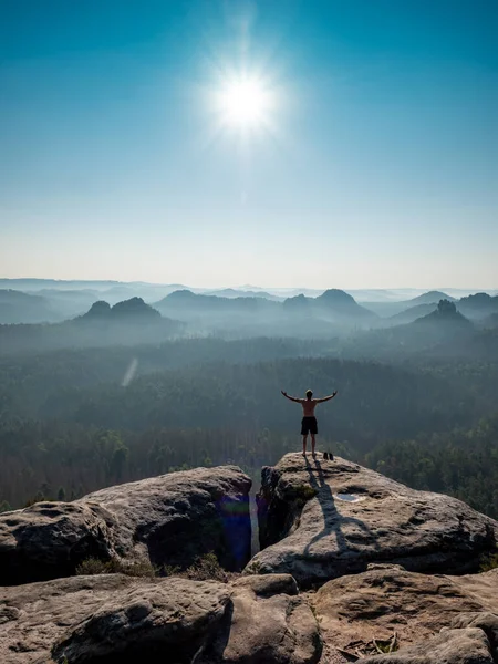 Silhouette Maschile Senza Camicia Con Braccia Sollevate Sulla Cima Tagliente — Foto Stock