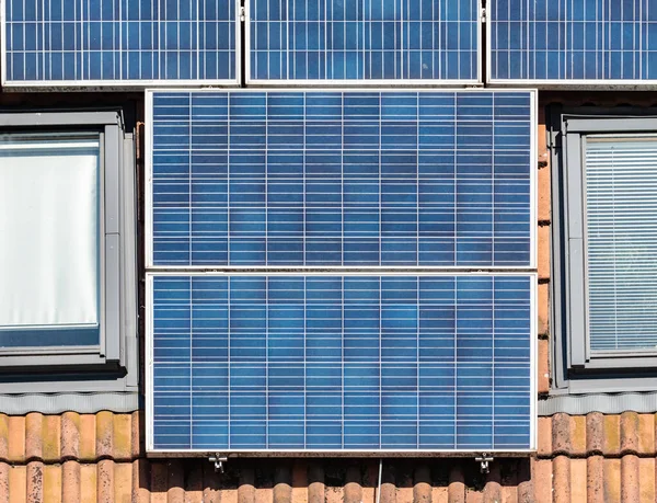 Techo Labrado Rojo Cubierto Con Paneles Cuello Solar Detalle Paneles — Foto de Stock