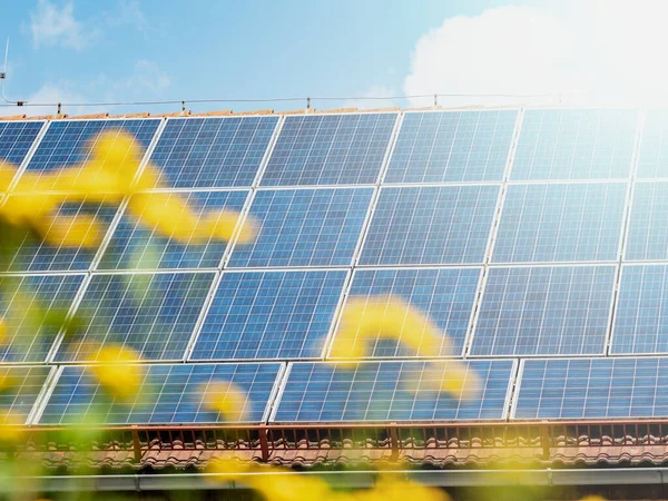 Solar Panel Family House Red Roof Reflecting Sun Flares Blue — Stock Photo, Image