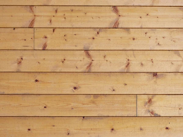 木製のキャビンの壁に共有された木製の板のビュー 舌と溝と一緒に釉薬をかけたトウヒの板 — ストック写真