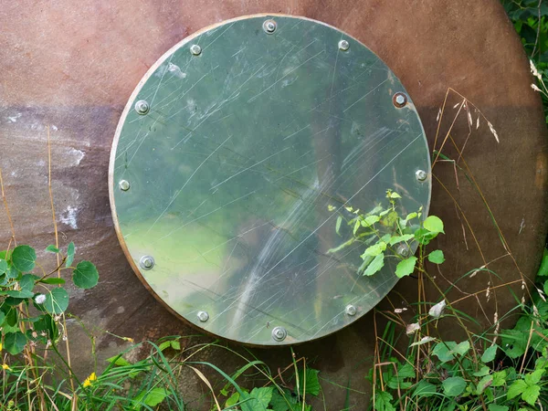 散水用ラミネート水タンクのクロムキャップ 雨水の生態学的保持 — ストック写真