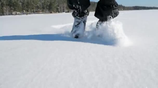 Beweging Van Benen Van Hockeyspeler Zwarte Schaatsen Overschoenen Nauwsluitende Geïsoleerde — Stockvideo