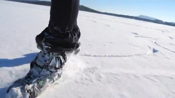 Nogi Łyżwiarza Sportowej Zimie Łyżwy Głębokim Śniegu Łyżwiarstwo Lodzie Naturalnym — Wideo stockowe