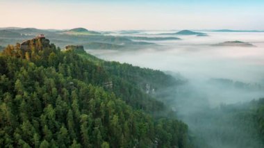 Şafak vakti Marrina Kayası 'nda yenilenmiş bir çardakta kahvaltı. Misty Morning Panorama, Bohemya İsviçre Ulusal Parkı, Çek Cumhuriyeti. Yavaş çekim veya zaman ayarlı video