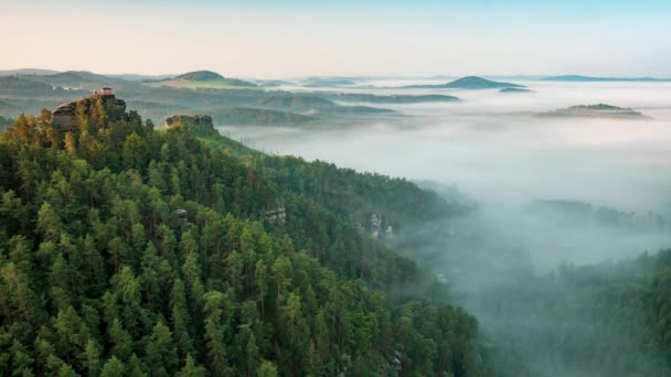 マリーナ ロックの修復された展望台での夜明けの朝食 霧の朝のパノラマ ボヘミアスイス国立公園 チェコ共和国 スローモーションまたはタイムラプスビデオ — ストック動画
