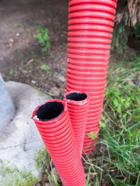 Kablo koruması için plastik tüpler. Sistemdeki yeraltı kablosu için park halindeki şehir ışığı sistemi.