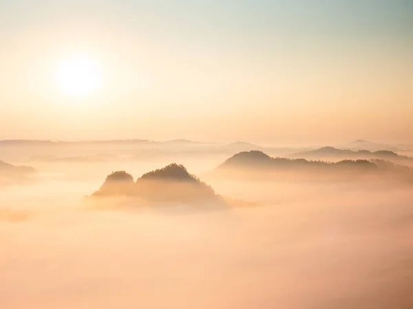 Paisaje Nublado Panorama Fantástico Amanecer Ensueño Sobre Valle Brumoso Hada —  Fotos de Stock