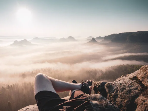 Cestovatel Turista Odpočinou Vrcholku Hor Zkřížené Mužské Nohy Slunečný Ranní — Stock fotografie