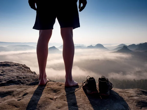 Slanke Mannelijke Benen Sterke Achtergrondverlichting Barefoot Man Wandelaar Voeten Klimmen — Stockfoto