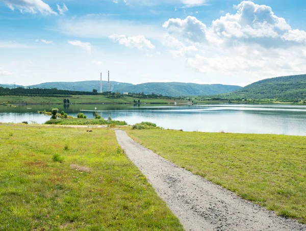 Jezioro Milada Wysokie Kominy Ciepłowni Usti Nad Labem Letni Ośrodek — Zdjęcie stockowe