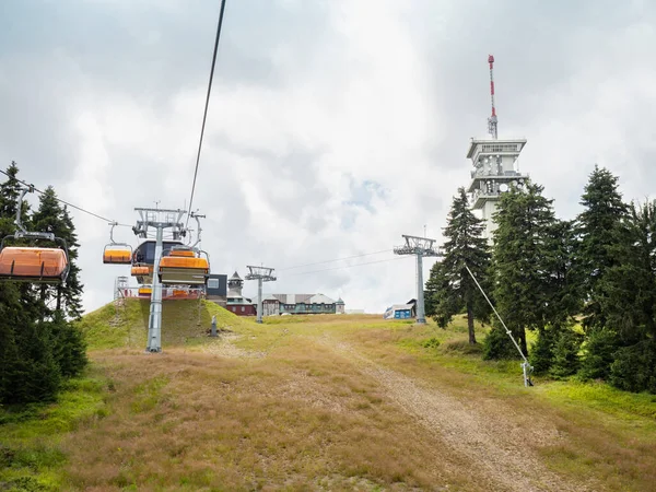 Sessellifthütten Über Dem Sommerhang Der Klinovec Turm Mit Sender Wald — Stockfoto