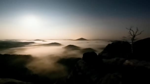 時間の経過 重い霧の谷では 町や車が点滅流れる 夜空に輝く満月 飛行機 — ストック動画