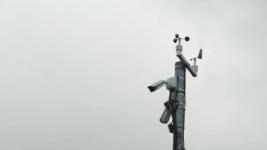 Dönen anemometresi ya da rüzgar gülü pervanesi olan yüksek kutup ve meteoroloji koşulları ve tahminleri için başka bir ölçü göstergesi. 