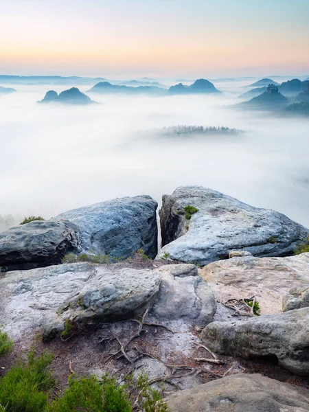 Erwachen Sie Von Nebligen Sandsteinbergen Mit Der Abstufung Cremiger Wolken — Stockfoto