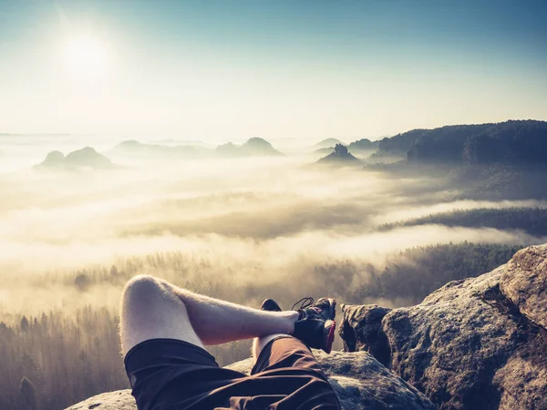 Dinlenen Adam Gezginlerin Çıplak Bacakları Sisli Bulutların Üzerinden Dağ Zirvelerine — Stok fotoğraf