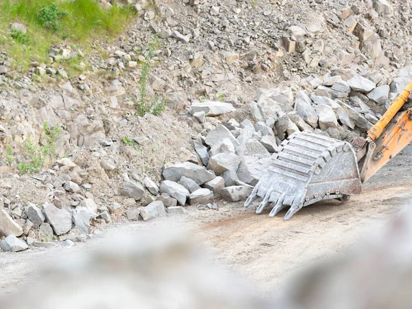 掘削機のバケツの詳細 土壌を掘るバックホウバケツ 頁岩層で掘削クローラー掘削機 掘削機だ 地球移動装置 — ストック写真