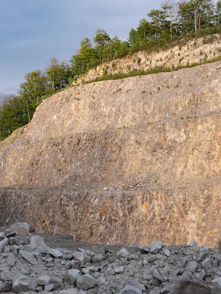 石の採石場の石のピットの詳細 工業用地 露天掘りの花崗岩砂利採掘 — ストック写真