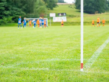 Açık hava futbol sahasının köşesi, odaklanamadığımız futbol takımları. Doğal çim çimenleri 