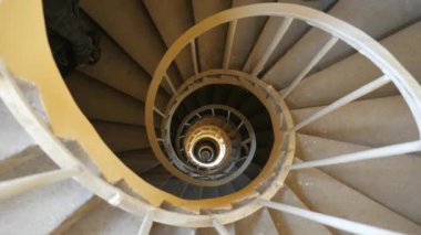 Çekçe 'deki Lednice şato parkındaki Minare kulesinin döner merdivenleri. Turistler batıyor..