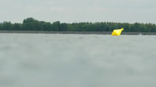 Boya Flotante Navegación Amarilla Lago Azul Nove Mlyny Moravia Del — Vídeo de stock