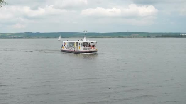 チェコのパブロフ 2021年8月29日 クルーズ船とフェリータンポポはダムに沿って遠足を運ぶ Nove Mlyny — ストック動画