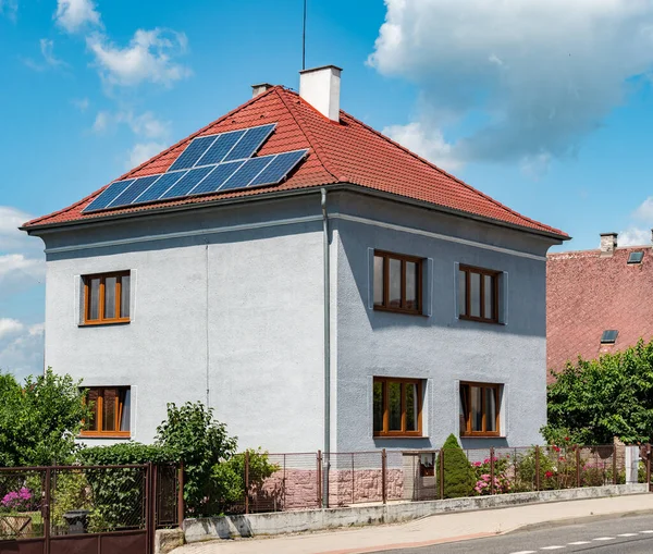 Old Fashion Family House Modern Rooftop Electric Solar Panels — Stock Photo, Image