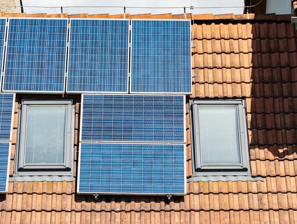 Paneles Solares Para Energía Verde Techo Rojo Azulejo Casa Suburbana — Foto de Stock