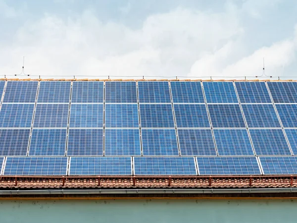 Techo Con Panel Solar Que Refleja Luz Del Sol Cielo — Foto de Stock