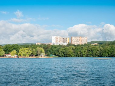 Chomutov şehrinin, Kamencove Jezero adındaki popüler maden gölü üzerindeki deneysel düz evleri. Çek Cumhuriyeti 'nin kuzeyinde spor ve rahatlama alanı. . 