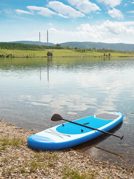 Azul Paddleboard Está Esperando Esticado Uma Praia Areia Lago Milada — Fotografia de Stock