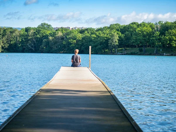 Cheveux Blonds Garçon Assis Sur Taupe Lac Regarde Eau Vue — Photo