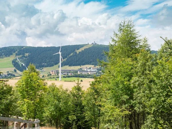 Generátor Větrné Energie Proti Modré Obloze Kopci Fichtelberg Polím Pohled — Stock fotografie