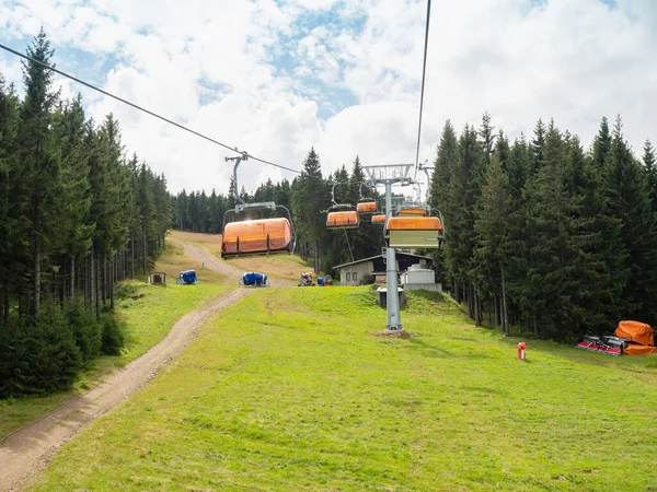 Sessellift Mit Orangefarbener Windhülle Von Sitzen Die Auf Dem Weg — Stockfoto