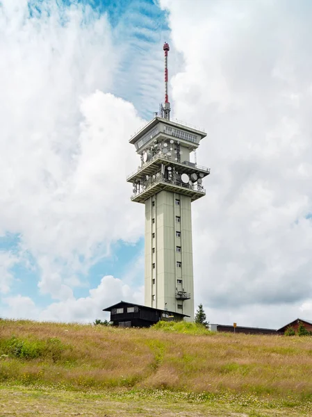 Torre Transmissão Velha Montanha Klinovec Com Céu Nublado Fundo Montanhas — Fotografia de Stock