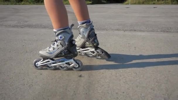 Vakkundige Sportvrouw Inline Skates Steeg Van Het Park Langzame Beweging — Stockvideo