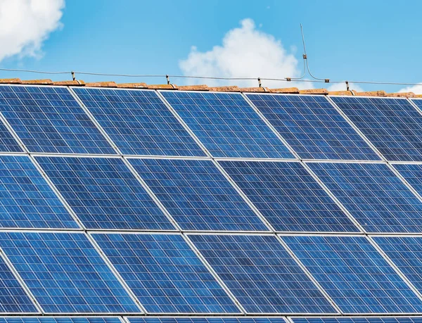 Techo Con Panel Solar Que Refleja Luz Del Sol Cielo — Foto de Stock